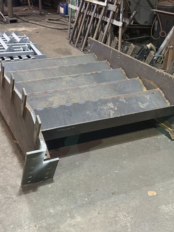 Box-section steel platform with curved edge